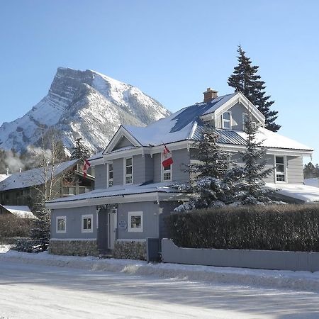 Three Peaks Banff Villa Exterior photo